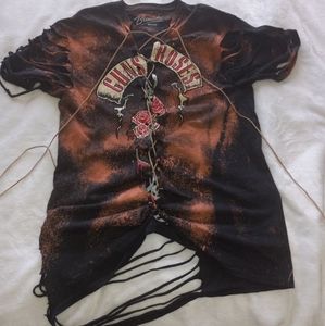 GUNS N ROSES BRAVADO DISTRESSED SHORT SLEEVE SHIRT. WOMENS SIZE M.